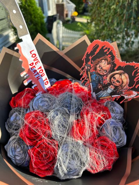 Boquetes Gift Ideas, Ramos For Boyfriend, Diy Halloween Bouquet, Spooky Eternal Rose Bouquet, Horror Flower Bouquet, Halloween Ribbon Bouquet, Halloween Flowers Arrangements, Chucky Bouquet, Ramos For Him