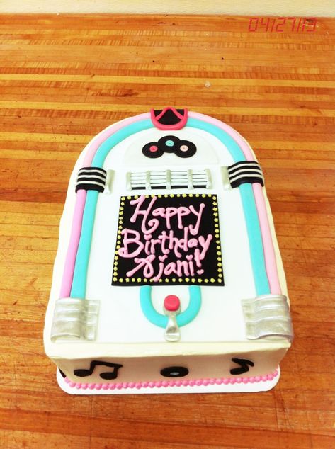 Juke Box Cake! By baked on oceanview in Montrose, CA 50s Theme Cake Ideas, Jukebox Cake Ideas, Sock Hop Cake Ideas, 50s Cake Theme, 1950s Cake Ideas, 50s Themed Cake, 50s Birthday Cake, Retro Cake Ideas, Jukebox Cake