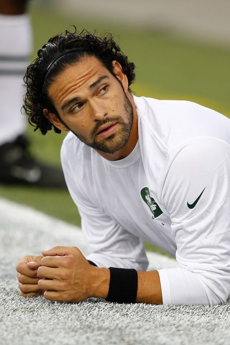 Mark Sanchez | 16 Times Men Wearing Headbands Made Us Wish We Were An Inanimate Object Shyvana League Of Legends, Football Hairstyles, Guys With Long Hair, Curly Hair Headband, Wearing Headbands, Boy Headbands, Mark Sanchez, Harry Styles Hair, How To Wear Headbands