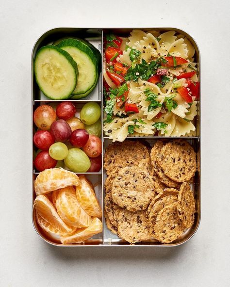 10 Easy Vegan Lunch Box Ideas — A Lunch Box for Everyone Vegan Lunch Box Ideas, Vegan Lunch Box, Menu Sarapan Sehat, Easy Vegan Lunch, Lunch Box Ideas, Quick Easy Vegan, Vegan Lunches, Makanan Diet, Vegan Lunch