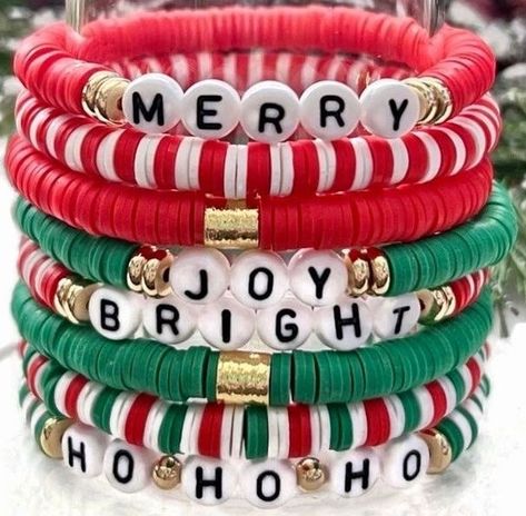 Clay Bead Bracelet Ideas Xmas, Xmas Bracelets Clay Beads, Clay Bracelet Ideas Christmas, Bracelet Theme Ideas, Christmas Braclets Ideas, Preppy Bracelets Clay Beads, Christmas Clay Bead Bracelets, Xmas Bracelets, Christmas Bracelet Ideas