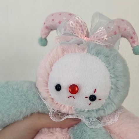 Shelby 🪡 on Instagram: "Meet Charolette! 🛼⭐️ This little clown is always in a mood 🌧️ The only thing that tends to make her feel better is collecting sea shells at the beach🏝️ 🌊 🐚 . Charolette will be available in the shop this Sunday at 2PM EST! Shop link in my bio! 🛼⭐️🌧️ . . . . . #plushies #plushiesofinstagram #plushmaker #plushmaking #plushartist #handsewn #ooak #ooakplush #machinesewing #clown #clownplush" Cute Clown Plushies, Clown Stuffed Toy, Cute Clown Plush, Pastel Clown Aesthetic, Handsewn Plushies, Clown Plushies, Kawaii Clown, Shells At The Beach, Pastel Clown