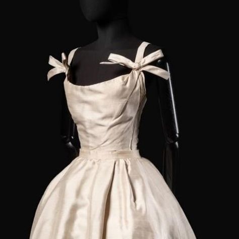 La Coquette Parisienne | ▪️Evening dress « Blandine », Christian Dior Haute Couture, Libre Line, Spring-Summer 1957, Paris, France, Ivory Aleutian fabric�... | Instagram 1950s Dior Gown, Vintage Luxury Dress, 50s Couture Fashion, Christian Dior Dress Vintage, 1950s Dior Dress, 50s Dior, Dior White Dress, Christian Dior 1950s, Vintage Dior Dress