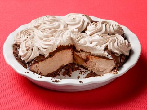 Get Mudslide Pie Recipe from Food Network Mudslide Pie Recipe, Boozy Pies, Mudslide Cocktail, Tastee Recipe, Alcohol Food, Chocolate Wafer Cookies, Baking Treats, Frozen Pie, Frozen Ice