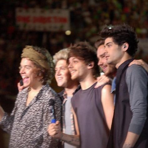 One Direction Group Selfie, 1d Group Photo, 2014 One Direction Aesthetic, One Direction San Siro Fan Project, One Direction Group Pictures, One Direction Group Photo, One Direction With Fans, One Direction Icons, 2014 One Direction