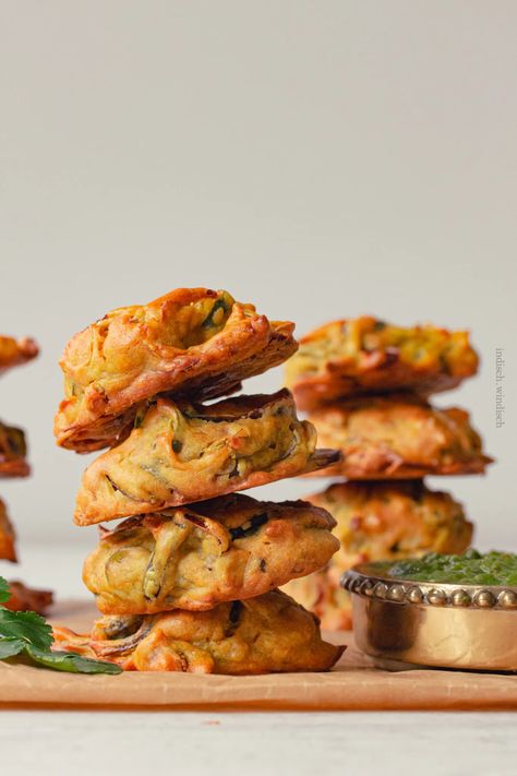 Crispy Baked Pakoras (Gram flour Dumplings) | indischwindisch Baked Pakora Recipe, Baked Pakora, Gram Flour Recipes, Chickpea Flour Recipes, Flour Dumplings, Vegan Curry Recipes, Pakora Recipes, Monsoon Season, Vegan Asian