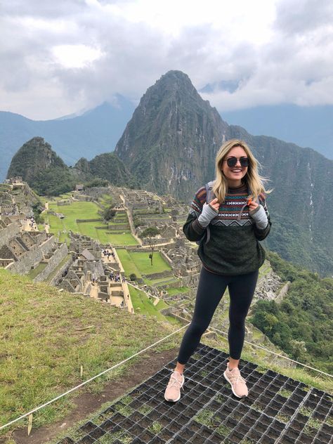 Remote Year travel blogger Jessica Sturdy of Bows & Sequins at Machu Picchu in Peru. Jessica is wearing matte black Le Specs Prince Aviator sunglasses, a Peruvian sweater, black Lululemon leggings, and Adidas Ultraboost sneakers. Wander Outfits, Machu Picchu Outfit, Peruvian Sweaters, Climbing Outfits, Black Lululemon Leggings, Hiking Outfit Women, Walking Outfits, Peru Travel, Lima Peru