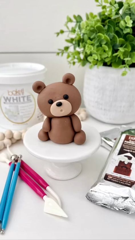 Teddy Bear Cake Designs, Mini Bear Cake, Chocolate Animals, Animal Fondant, Baby Shower Teddy Bear Cake, How To Make Fondant Animals, Diy Bear Decor, Fondant Ideas, Cute Bear Cake