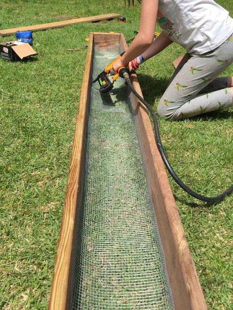 Building a DIY planter box with a steel mesh bottom, to allow for drainage and root health. Diy Cedar Planter Box, Deck Planter Boxes, Large Planter Boxes, Hanging Planter Boxes, Rock Diy, Chests Diy, Garden Notes, Planter Box Plans, Deck Planters