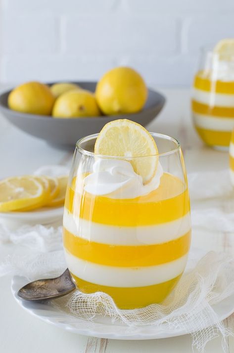 Layered Lemon Jello Cups - jello cups are so fun, plus these are gorgeous! Jello Cups, Lemon Treats, Lemon Jello, Jelly Desserts, Community Table, Jello Desserts, Jello Salad, Jello Recipes, Fish Fry