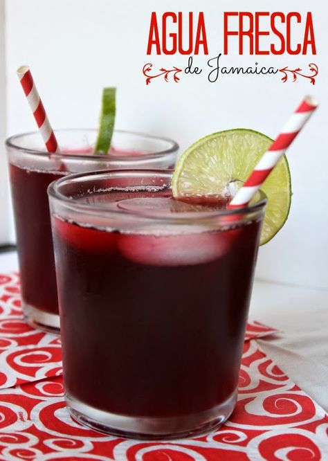 Agua fresca de Jamaica. Bebida popular en Mexico. #aguadejamaica by www.unamexicanaenusa.com Avacado Dinner, Jamaica Drink, Fritatta Recipe, Agua Fresca Recipe, Vegetarian Recipes Dinner Healthy, Mexican Drinks, Agua Fresca, Lunch Recipes Healthy, Latin Food