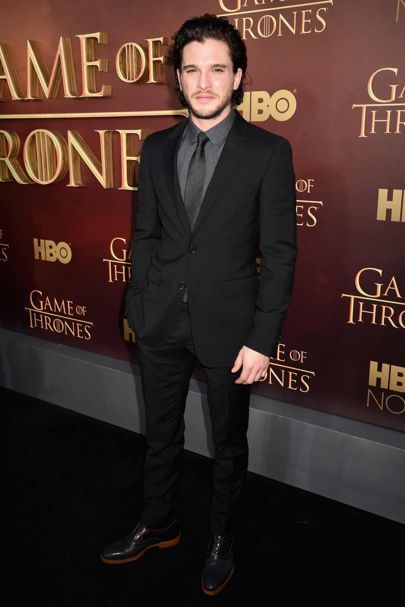 Sure, this might have been taken at the season five premiere last year, but Kit Harington - the man otherwise known as Jon Snow - still shows you the one new shirt you need to buy this season. Trust us, a grey dress shirt is a bang on-trend alternative to your go-to white one for spring. It looks especially good with a black suit and black or grey tie - the perfect way to rid your monochrome get-up of any waiter vibes you might be giving off. Black Suit Black Shirt, Black And Grey Suit, All Black Suit, Grey Suit Men, Black Suit Men, Most Stylish Men, Outfits Hombre, Kit Harington, Elegant Man