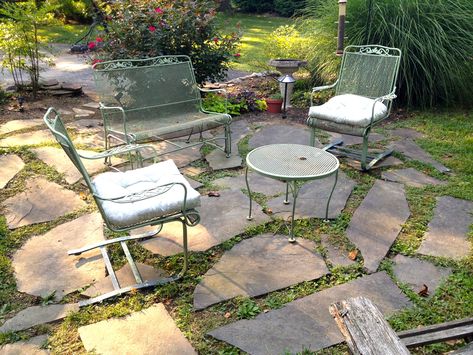 Flagstone Patio With Grass Between, Fieldstone Patio, Flat Stone Patio, Pavers Garden, Patio Flagstone, Flagstone Patio Design, Backyard Stone, Yard Stones, Grass Installation