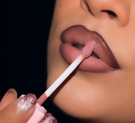 Beautiful. It feels good quality but is a little tricky to close up Pink Lip Gloss Makeup Look, Lip Liner And Gloss Combo, Lip Gloss Application, Pink Lip Combo, Lip Makeup Ideas, Lips Looks, Ombré Lips, Ombre Lipstick, Ombre Lip