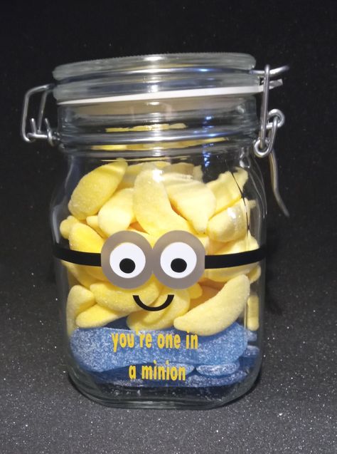 A candy jar with Minion decoration Minion Gift Ideas, Minion Candy, Minion Decorations, Minion Gifts, Decorated Jars, Candy Jar, Candy Jars, Birthday Present, Birthday Presents