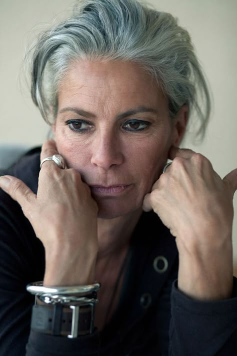 Aging good – ombiaiinterijeri Silver Haired Beauties, Ageing Gracefully, Grey Hair Inspiration, Beautiful Gray Hair, Going Grey, Silver Grey Hair, Ageless Style, Going Gray, Advanced Style