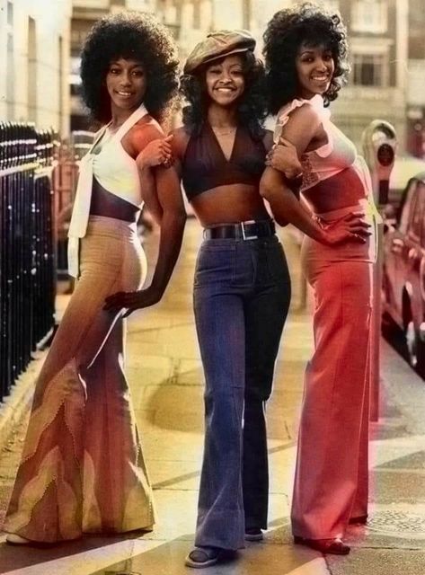 THE THREE DEGREES Look Disco, 70s Fashion Disco, Outfit Essentials, Disco Fashion, Mode Hippie, 70s Inspired Fashion, 70s Outfits, Vintage Black Glamour, 70’s Fashion