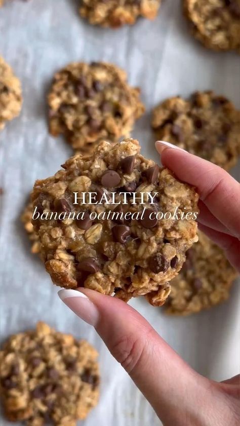 Healthy Banana Oatmeal Cookies, Banana Oatmeal Cookies Healthy, Healthy Banana Oatmeal, Banana Chocolate Chip Cookies, Breakfast Cookie, Banana Oatmeal Cookies, Healthy Chocolate Chip, Healthy Food Facts, Healthy Sweet Treats