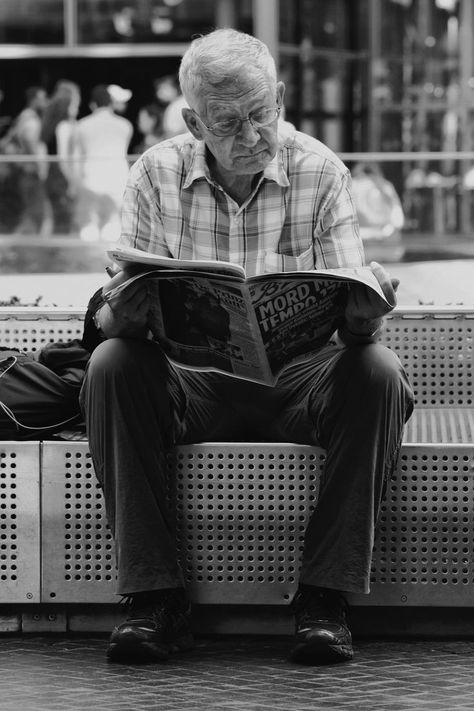 Old Man Reading, Shattered Book, Ugly Love Colleen Hoover, Man Reading, India Street, Cool Illusions, Perspective Photography, Tap Tap, Ugly Love