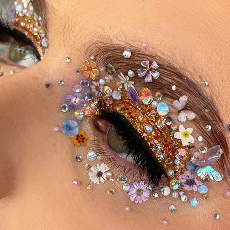 I’m loving all the close ups on my page atm! KEY PRODUCTS- @plouise_makeup_academy tangy Teese paint @karlacosmetics nightgown and sassy… | Instagram Flower Halloween Makeup, Flower Make Up, Floral Eye Makeup, Gig Aesthetic, Extra Makeup Looks, Creative Flower Makeup Looks, Flower Fantasy Makeup, 70’s Makeup, Ballerina Bride