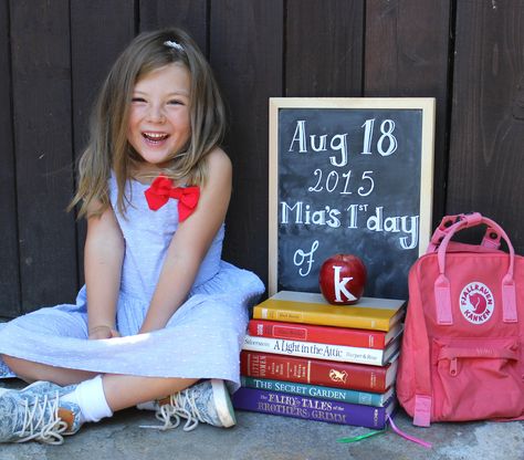 1st Day Preschool Sign Photo Ideas, First Day Of Middle School Photo Ideas, 1st Grade Picture Ideas First Day Of, First Day Of Kindergarten Photoshoot, First Day Of School Photoshoot Ideas, First Day Of School Pics Ideas, Second Grade Picture Ideas, 1st Day Of School Photoshoot, Simple Back To School Photoshoot