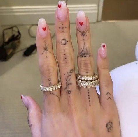 Wörter Tattoos, Finger Tats, Hand And Finger Tattoos, Small Hand Tattoos, Different Tattoos, Discreet Tattoos, Dainty Tattoos, Subtle Tattoos, Pretty Acrylic Nails