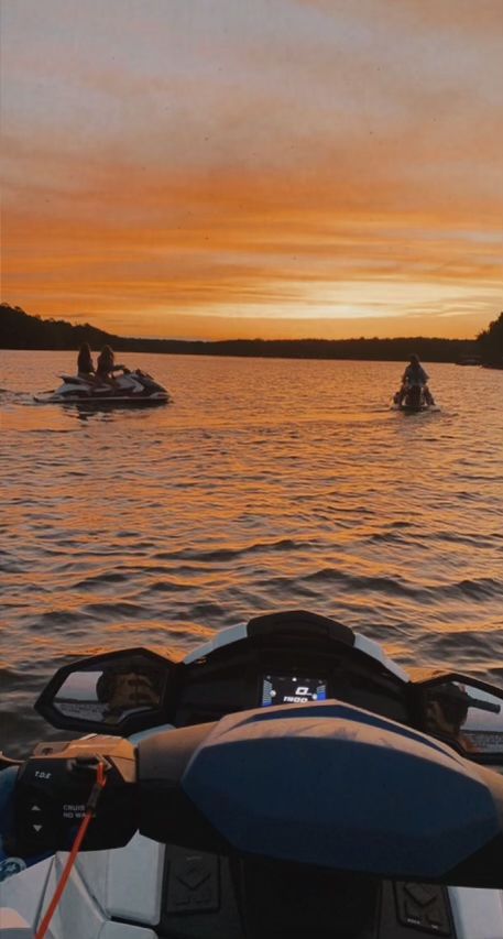 Jet Ski Pictures Aesthetic, Jet Ski Friends, Jetski Sunset, Jet Ski Aesthetic, Lake Jetski, Jet Ski Pictures, Lake Life Aesthetic, Ski Diving, Boat Sunset