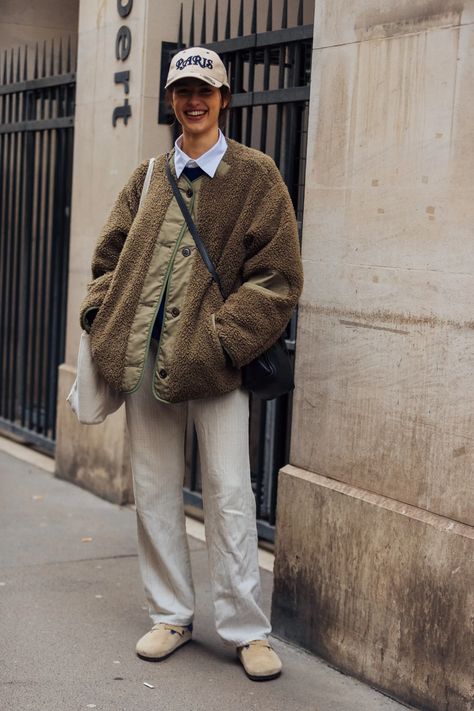 No, Birkenstocks are not out of fashion…. Here's the proof in 13 looks | Vogue France Birkenstock London Outfit, Birkenstock Boston Outfit, Birkenstock London, Mules Outfit, Boston Outfits, Neutral Jacket, Birkenstock Clogs, Freakum Dress, Birkenstock Outfit