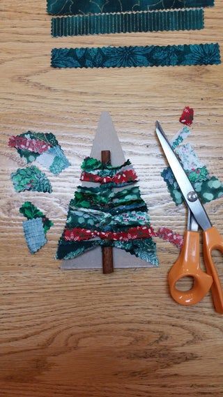 Fabric Christmas Trees, Trim Fabric, Christmas Tree Crafts, Fabric Christmas Ornaments, Christmas Ornaments Homemade, Christmas Ornament Crafts, Christmas Sewing, No Sew, Tree Crafts