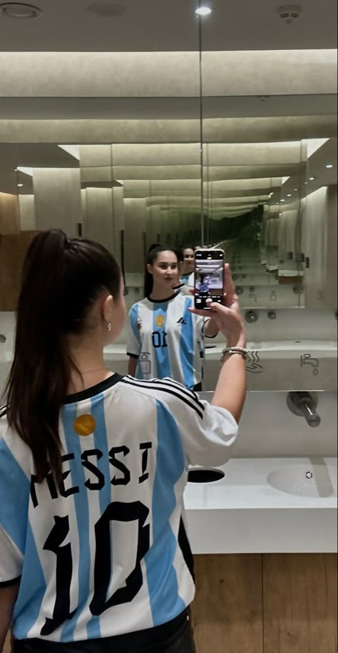 Outfit With Jersey Football, Jersey Mirror Selfie, Messi Jersey Outfit, Jersey Girl Aesthetic, Jersey Outfit Women Football, Argentina Jersey Outfit, Girl Jersey Outfit, Football Jersey Aesthetic, Football Jersey Outfit Women