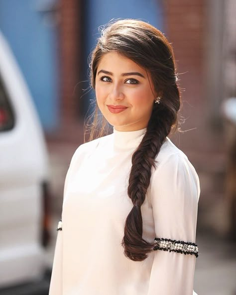 aditibhatia hashtag on Twitter Aditi Bhatia, Hair Style On Saree, Hair Style Vedio, Indian Wedding Hairstyles, Front Hair, Long Hair Wedding Styles, Front Hair Styles, Hair Up Styles, Jennifer Winget