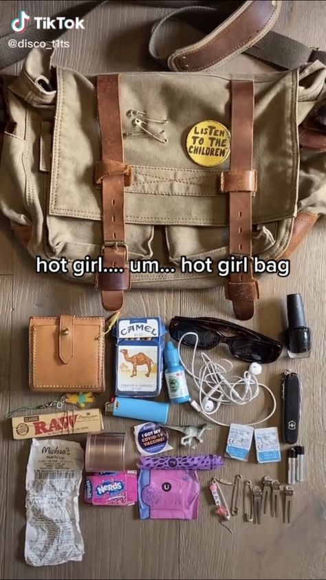 Inside My Bag Aesthetic School, Outfits With Messenger Bags, Messenger Bag Essentials, Mailman Bag Aesthetic, Whats Inside My Messenger Bag, Messenger Bag Tour, Messenger Bags Aesthetic, Whats In My Bag Grunge, Whats In My Messenger Bag