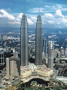 Torres Petronas, 1996. Kuala Lumpur, Malasia. Kuala Lampur, Hotel Facade, Skyscraper Architecture, Tower Design, Burj Khalifa, Kuala Lumpur, Empire State Building, San Francisco Skyline, New York Skyline