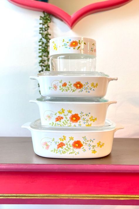 Vintage Corningware, Vintage Bakeware, Spring Bouquet, Cool Kitchen Gadgets, Vintage Pyrex, Pyrex Vintage, Tea Table, Vintage Store, Pyrex