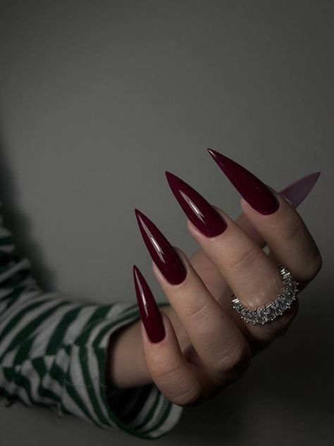 Red Stiletto Nails, Acrylic Nails Stiletto, Long Red Nails, Stilleto Nails Designs, Dark Red Nails, Sharp Nails, Pointy Nails, Red Acrylic Nails, Vintage Nails