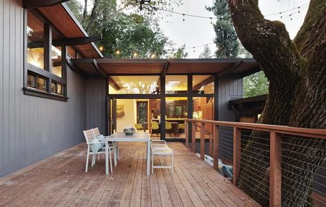 Preserving History, Embracing Modernity: The Remarkable Remodel of a 1963 Home - Mid Century Home Mid Century Modern Yard, Mid Century Modern Deck, Modern Yard, Cladding Ideas, Mid Century Modern Exterior, Area Gourmet, Modern Deck, Eichler Homes, Mini Houses