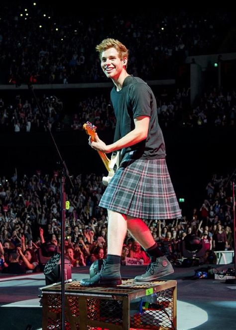 Boys In Skirts, Guys In Skirts, Men Wearing Skirts, Genderless Fashion, Androgynous Fashion, Luke Hemmings, Character Outfits, Kilt, On Stage