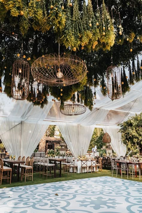 Weddings In Antigua Guatemala, Wedding Antigua Guatemala, Colorful Chic Wedding, Galapagos Wedding, Tepoztlan Wedding, El Salvador Wedding, Modern Wedding Venue Ideas, Lemon Color Palette, Chilean Wedding