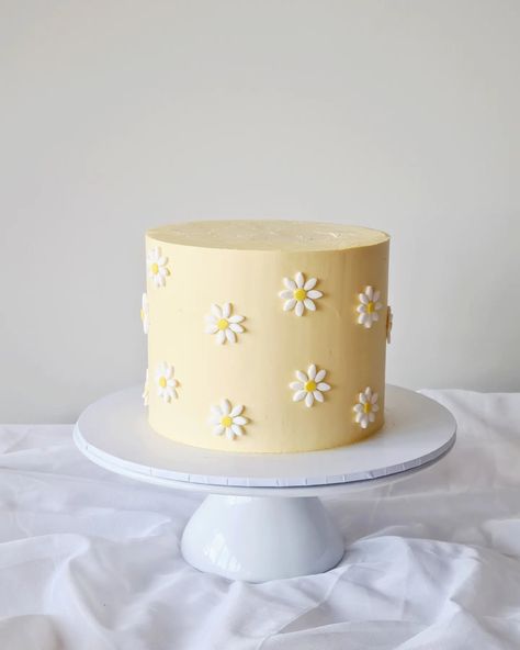 Boho Daisy Cake🌼 #daisycakes #daisyflowercake #floralcakes #bohochiccake #bohoinspired #bohodaisycake #bohodaisy #girlsbirthdaycakes #girlycakes #fondantdaisies #tarneit #truganina #mambourin #rockbank #carolinesprings #taylorslake #manorlakes #pointcookcakes #pointcook #sanctuarylakes Daisy Theme Smash Cake, Yellow Birthday Ideas, Fondant Daisy Cake, White Cake Pink Flowers, Daisy First Birthday Theme Food, Birthday Cake Daisy Flower, Pink Daisy Birthday Cake, Simple Second Birthday Cake, Daisy Theme Cake Smash