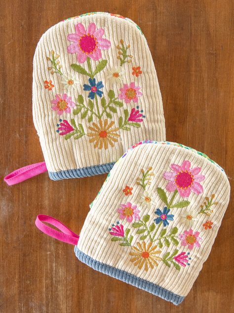 Embroidered Mini Oven Mitt Set-view 1 Cute Kitchen Pots, Cute Kitchen Magnets, Cute Oven Mits, Chirstmas Gifts For Mom, House Decor Gifts, Cute Knife Set, Aesthetic Kitchen Stuff, College Kitchen Aesthetic, Cute Home Accessories