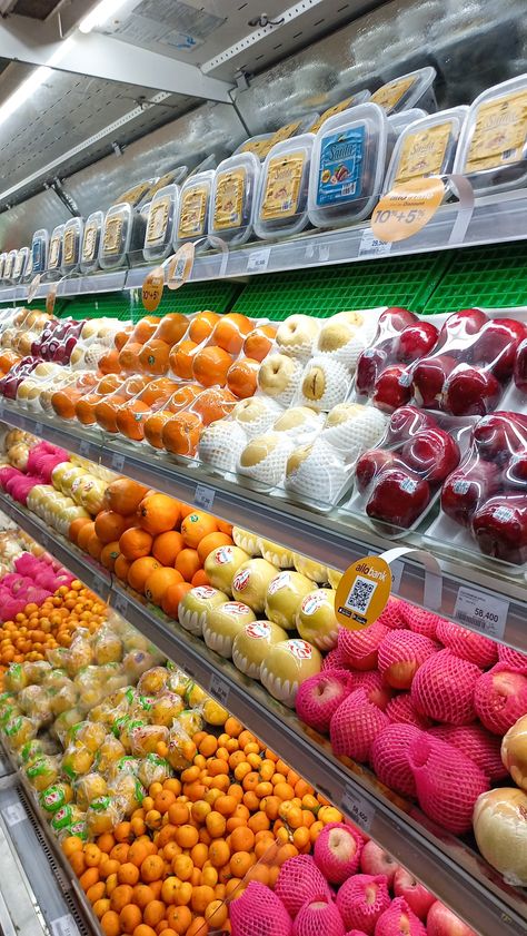 Supermarket Indonesia, Grocery Shopping Aesthetic, Fruit And Veg Shop, Eating Food Funny, Grocery Store Design, Shopping List Grocery, Food Insecurity, Healthy Groceries, Mouth Watering Food