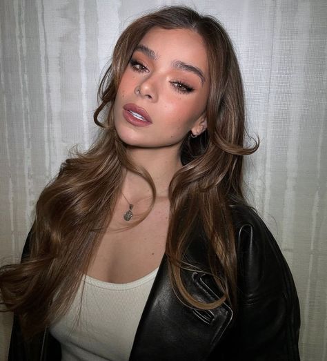 (1) Bookmarks / X Hailee Steinfeld Hair, Victoria Silvstedt, Kate Bishop, December 30, Hailee Steinfeld, Famous Women, Fav Celebs, Celebrities Female, Celebrity Crush