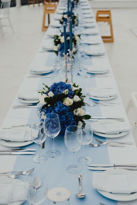 White And Blue Table Decorations, Blue And White Table Decorations Party, Blue Table Settings Party, Blue And White Wedding Table Flowers, White And Blue Decorations Party, Blue White Table Decor, Blue Flowers Decoration, Wedding In Blue, Blue White Table Settings