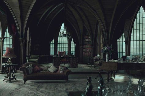 ImageFind images and videos about dark, room and harry potter on We Heart It - the app to get lost in what you love. Slytherin Common Room, Era Victoria, Stile Harry Potter, Gothic Room, Gothic Interior, Slytherin Pride, Slytherin House, Hogwarts Aesthetic, Slytherin Aesthetic