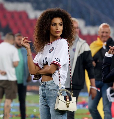 Wag Soccer, Soccer Mom Aesthetic, Soccer Game Outfits, Soccer Aesthetic, Players Wives, Mom Aesthetic, Football Wags, Layered Curly Hair, Jersey Fashion