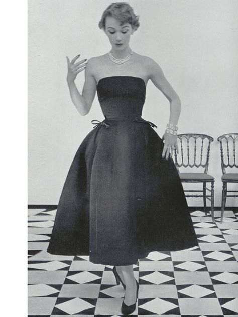 'Sonnet' dress, autumn/winter 1952 Haute Couture collection Christian Dior Dress, Dior Dresses, Summer Gowns, Givenchy Couture, Vintage Fashion 1950s, Dior Collection, Dior Dress, Fashion 1950s, Looks Party