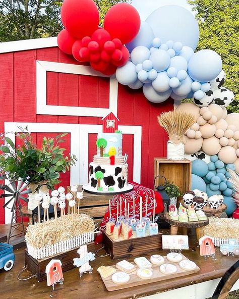 Kara's Party Ideas Farm 1st Birthday Party | Kara's Party Ideas Farm Party Centerpiece Ideas, Farm Themed Party, Barnyard Birthday Party, Farm Theme Birthday, Farm Animal Party, Farm Animals Birthday Party, Farm Themed Birthday Party, Fall Birthday Parties, Rodeo Birthday