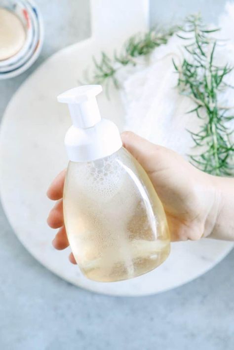 Foaming Body Wash | 11 Homemade Body Wash Recipes Body Wash Recipe, Homemade Body Wash, Dusting Spray, Foaming Body Wash, Homemade Deodorant, Natural Body Wash, Foam Soap Dispenser, Facial Wipes, Diy Beauty Recipes