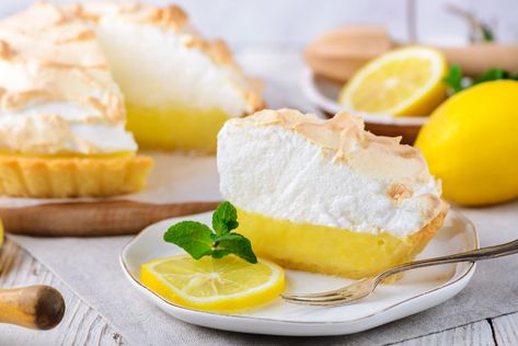 Love lemon meringue pie? Try this recipe with a delicious, tangy lemon curd and loads of billowing meringue piled high. Lemon Drop Pie, Meringue Pie Topping, Easy Lemon Meringue, Lemon Meringue Pie Easy, Best Lemon Meringue Pie, Meringue Pie Recipes, Pie Tops, Lemon Meringue Pie, Lemon Pie