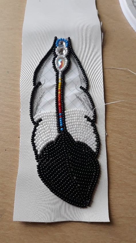 Feather Beading Pattern, Feather Bead Pattern, Seed Bead Feather Pattern, Beading Native American, Beaded Patterns Native, Beaded Patches Beadwork, Beading Projects Native, Embroidery Stitches With Beads, Indigenous Beadwork Patterns